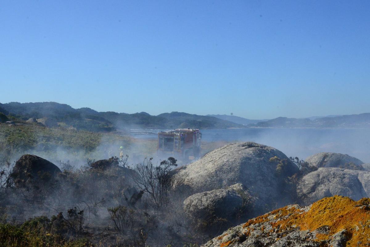 El primer incendio forestal del verano en O Morrazo quemó 3.500 metros cuadrados de monte raso en Cabo Udra, dentro de los terrenos de la Comunidade de Montes en Man Común de Beluso (Bueu). El primer incendio forestal del verano en O Morrazo quemó 3.500 metros cuadrados de monte raso en Cabo Udra, dentro de los terrenos de la Comunidade de Montes en Man Común de Beluso (Bueu).