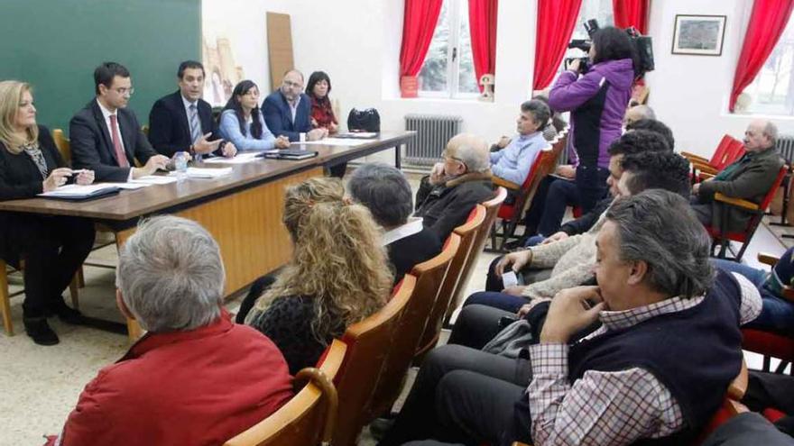 Reunión del Consejo de Salud de ViIlalpando, ayer en el instituto Miguel de Cervantes.