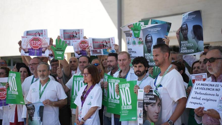 Profesionales sanitarios se concentran de nuevo en Córdoba en repulsa por las agresiones y llaman a denunciar