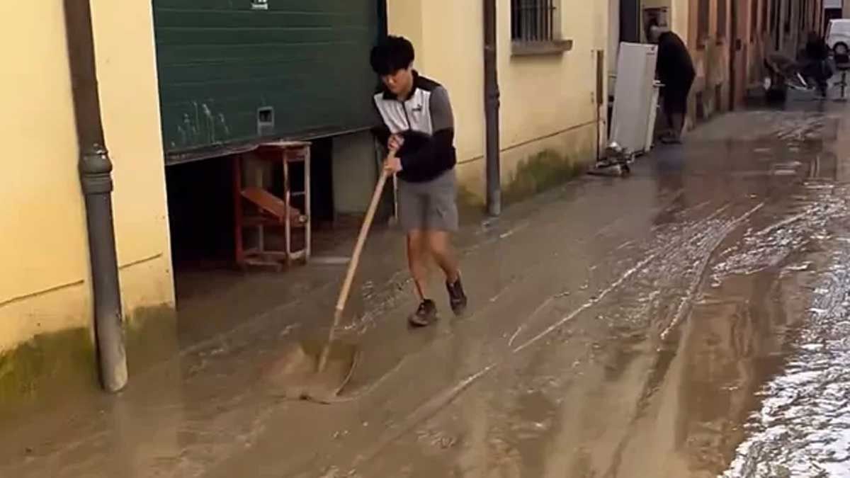 El piloto japonés Yuki Tsunoda no dudó en ayudar a los habitantes de Faenza a limpiar sus calles de barro