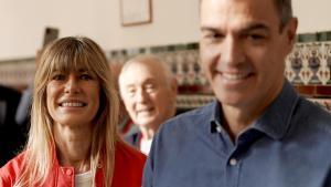 Begoña Gómez y Pedro Sánchez, tras votar en las elecciones europeas.