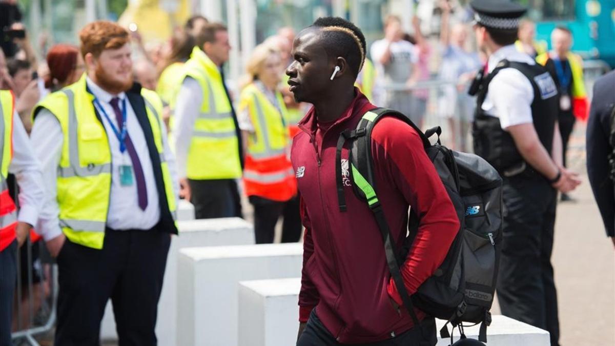 Mané ha llenado su pueblo de camisetas del Liverpool