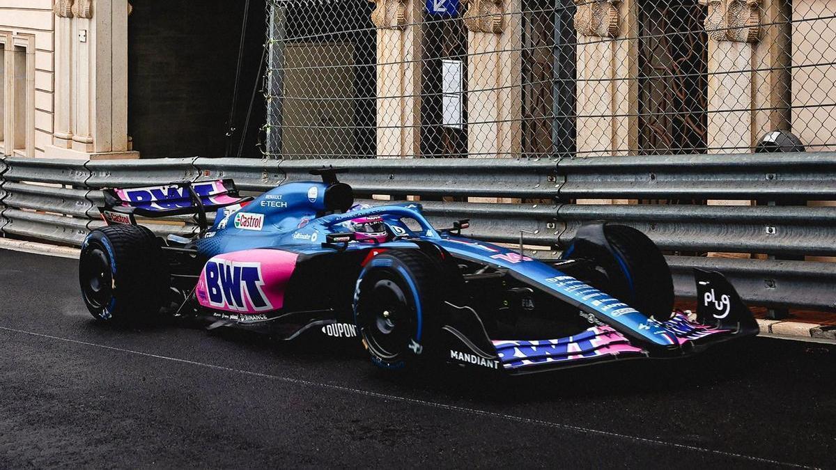 Fernando Alonso, rodando por las calles de Montecarlo.