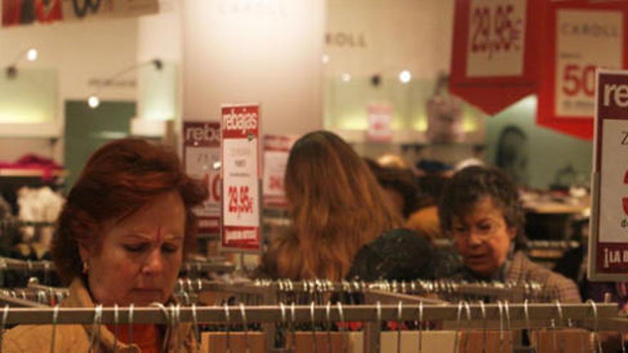 Mujeres de compras en un centro comercial de Málaga.