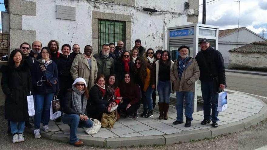 Grupo de alumnos del Máster de Antropología con el profesor López Espina y vecinos de Bermillo.