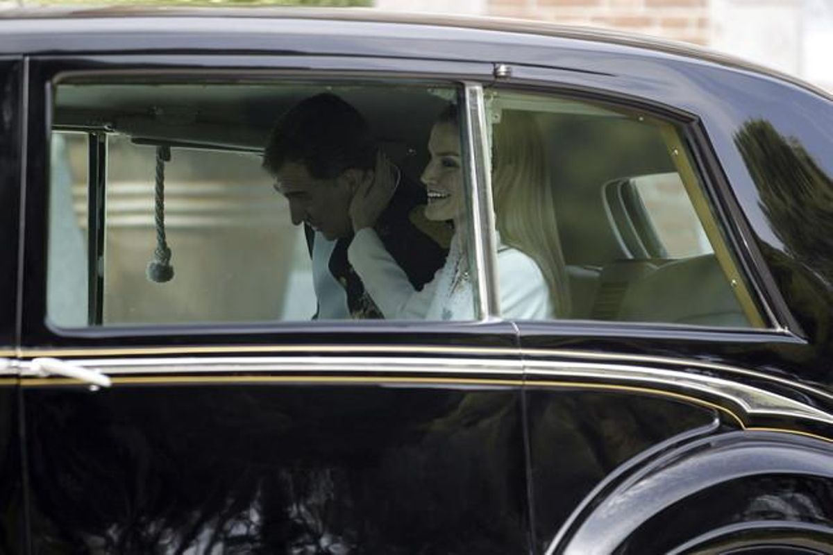 Los Reyes salen del Palacio de la Zarzuela para dirigirse al Congreso de los Diputados, donde se celebra la ceremonia de proclamación.