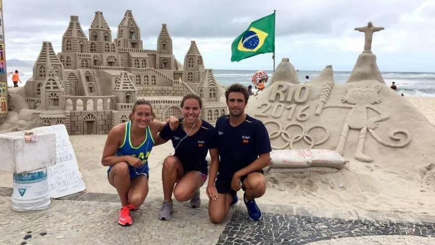 Mireia Belmonte y María Vilas, en la playa de Copacabana.