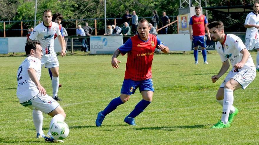 Edu controla un balón ante Carlinos en el partido ante el Condal.