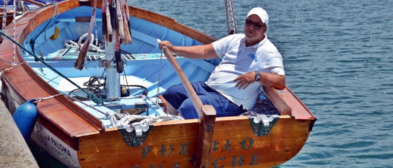 Pedro Mesa, en el bote del Pueblo Guanche.