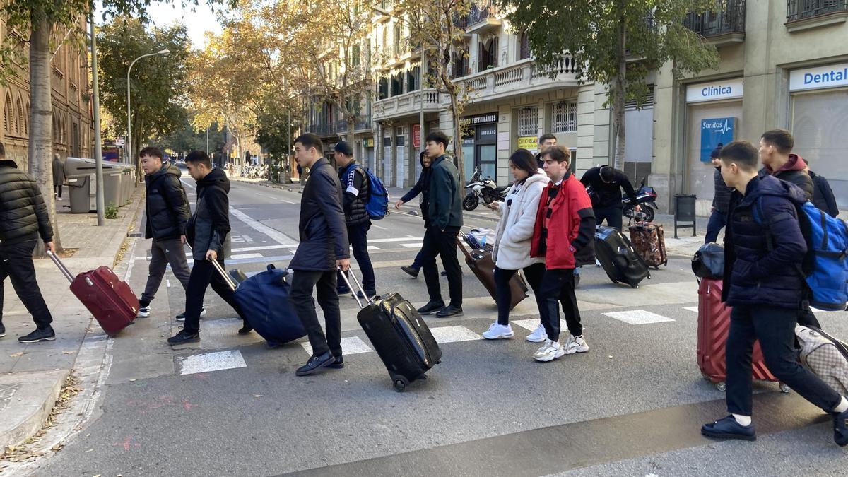 Turistas arrastrando sus maletas por el Eixample