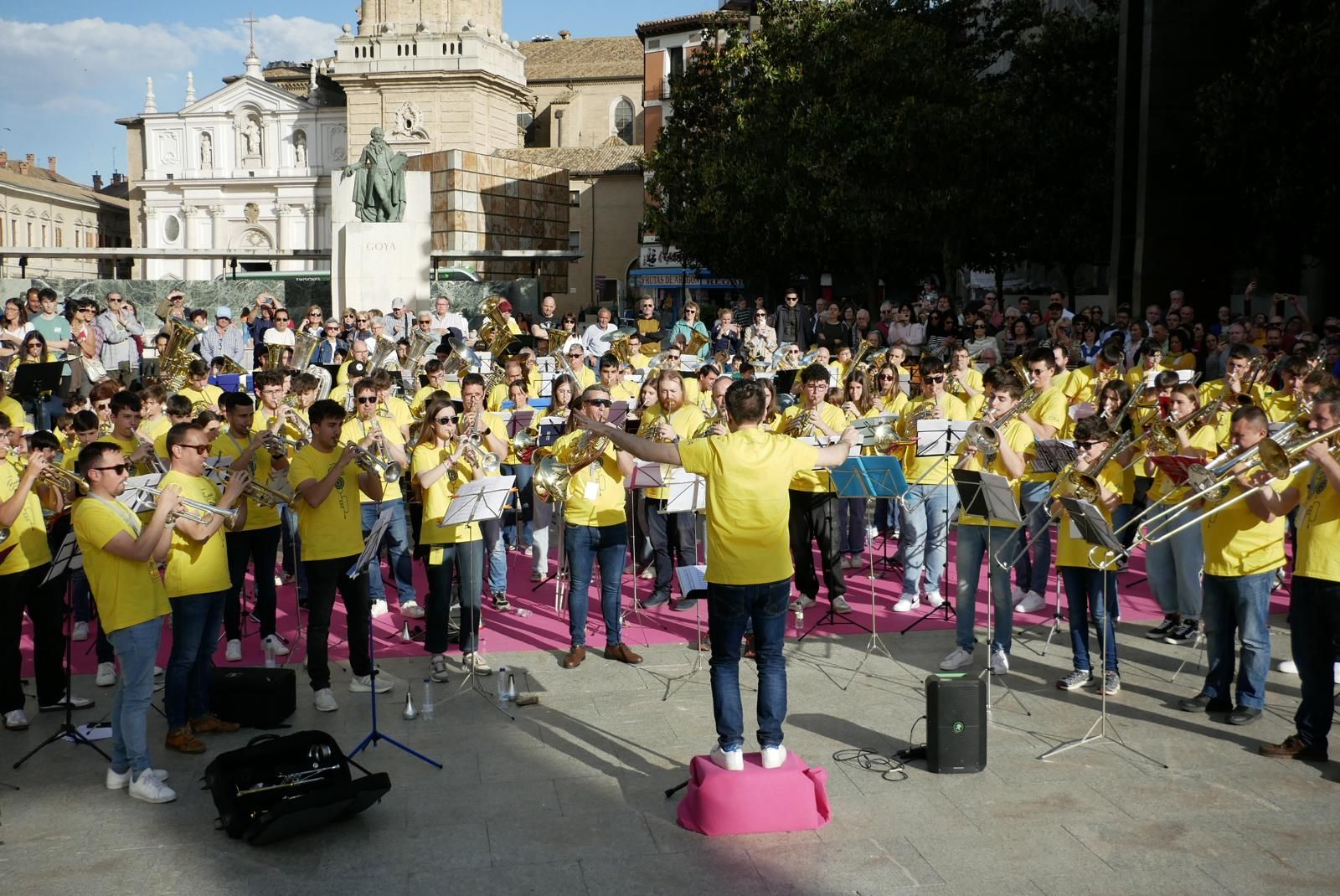 Más de 230 instrumentistas de metal tocan en la plaza del Pilar
