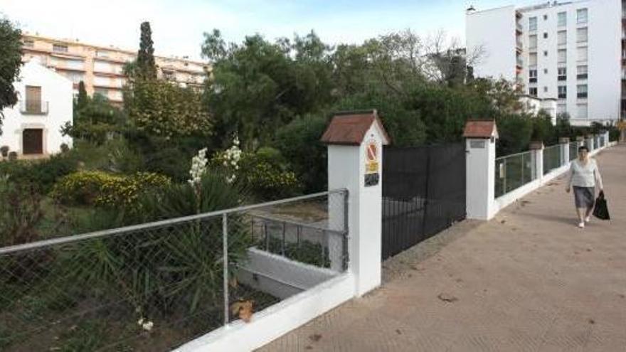 La finca del Mas de les Figueres, amb la façana a avinguda de Rhode.