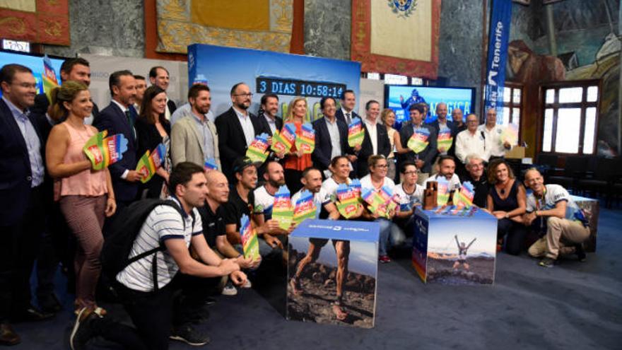 Autoridades, patrocinadores y corredores posaron junto al luminoso con la cuenta atrás para el inicio de la prueba.