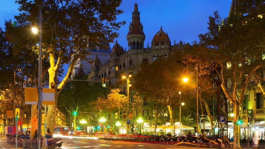 Imagen nocturna del barrio barcelonés del Eixample.