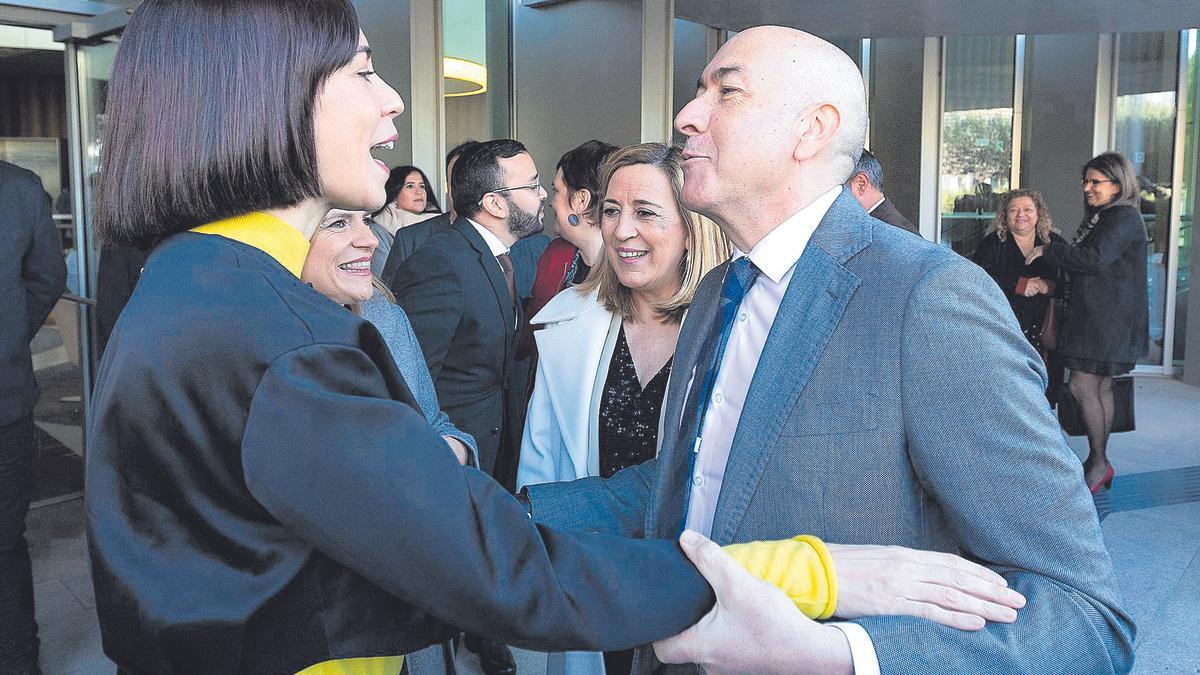 La ministra de Ciencia y Universidades, Diana Morant, saluda al líder provincial de Alicante, Alejandro Soler, en un acto, ayer.