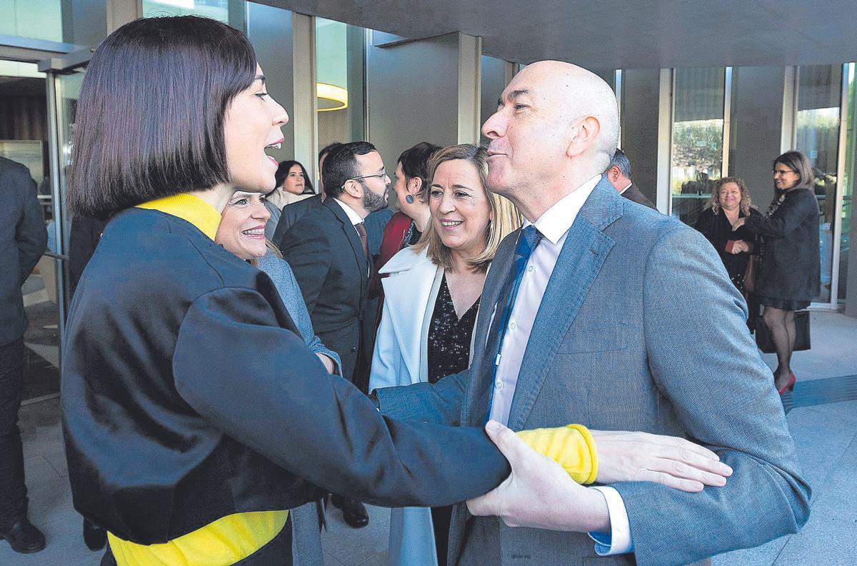 La ministra de Ciencia y Universidades, Diana Morant, saluda al líder provincial de Alicante, Alejandro Soler, en un acto, ayer.