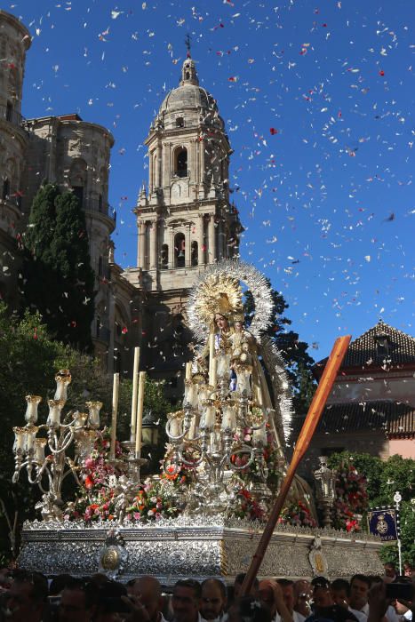 La Virgen del Carmen de Pedregalejo preside el Rosario de las Glorias
