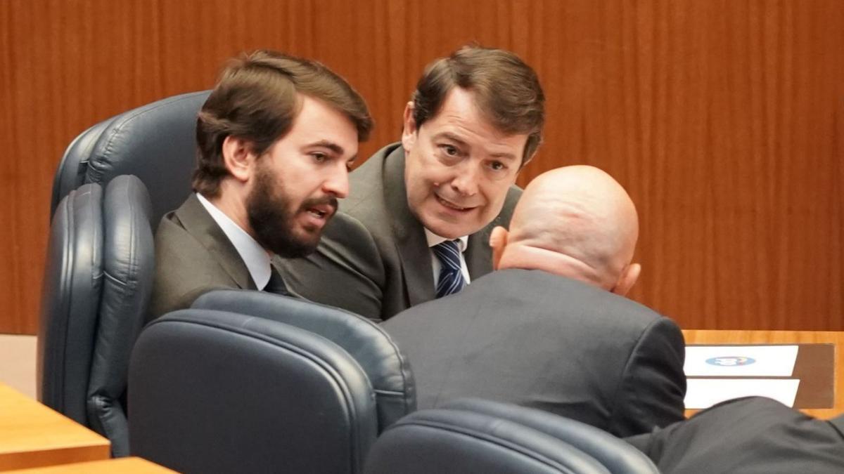 El presidente Mañueco charla con el vicrepresidente, García-Gallardo, y el consejero de Presidencia, Carnero, ayer en las Cortes. | Rubén Cacho - Ical