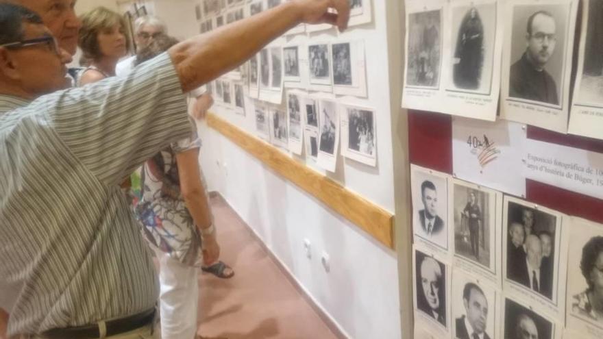 El teatro parroquial acoge una exposición conmemorativa.