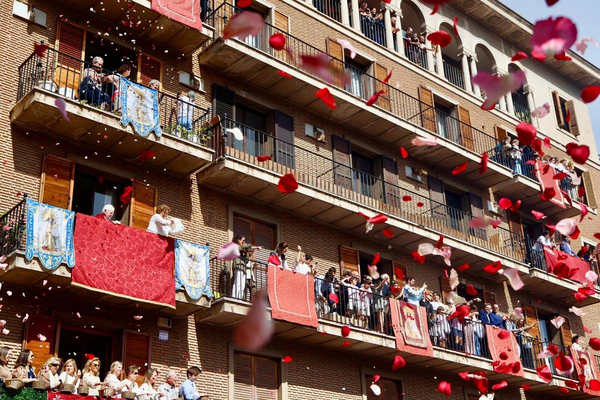 La Virgen sale al Traslado con un manto "Terreta" donado por la fallera mayor de València: todas las imágenes