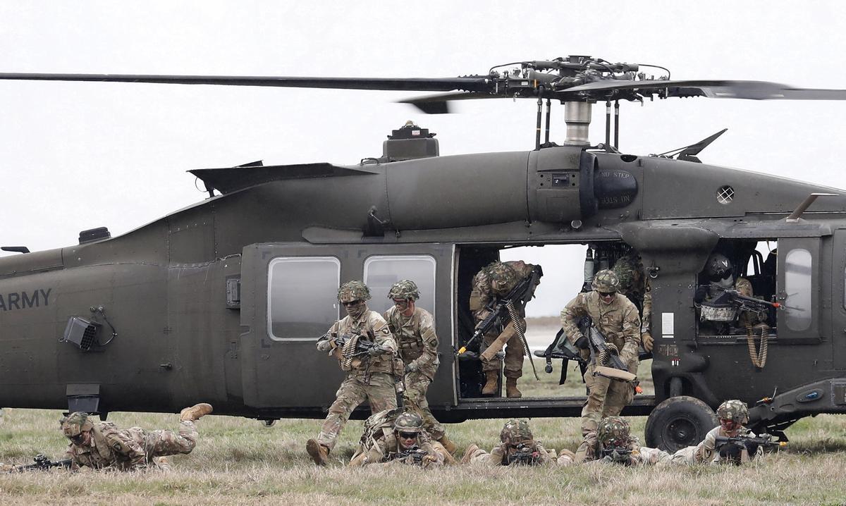 Fuerzas terrestres estadounidenses de la 101 División Aerotransportada, durante un ejercicio en la base aérea de la OTAN, en Rumania