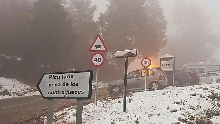 Incendio de un coche en el Picu Fariu