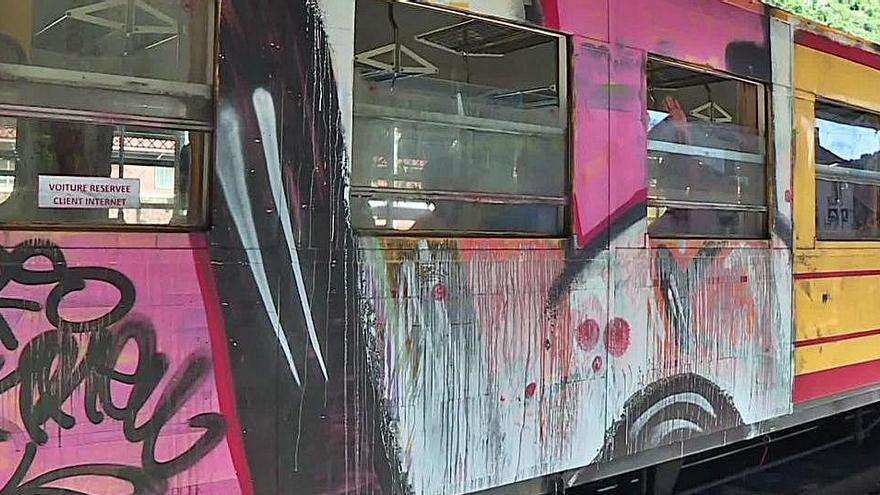 El Tren Groc empastifat amb les pintades d&#039;uns grafiters a l&#039;estació de la Tor de Querol aquesta setmana