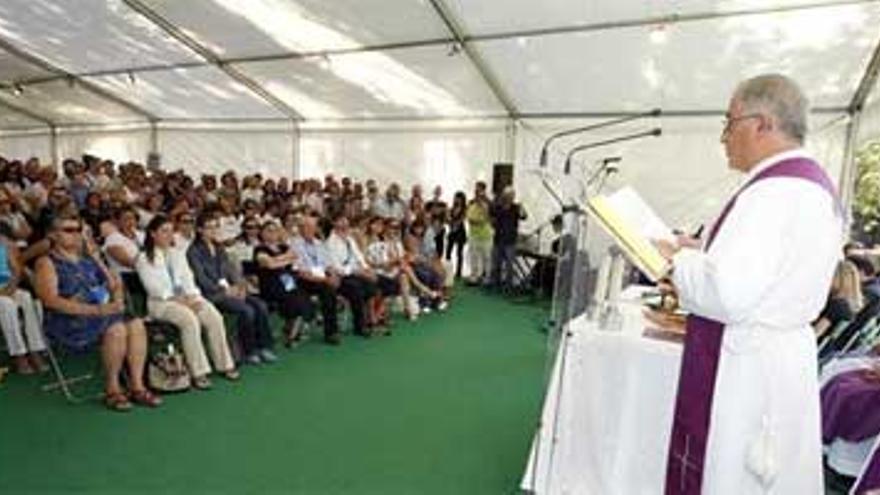 Blanco dice que es un día &quot;para estar cerca de las familias&quot; y compromete nuevas medidas de seguridad