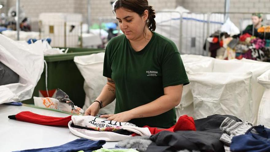 Una treballadora d’Humana a la planta de triatge de la roba. | DDG