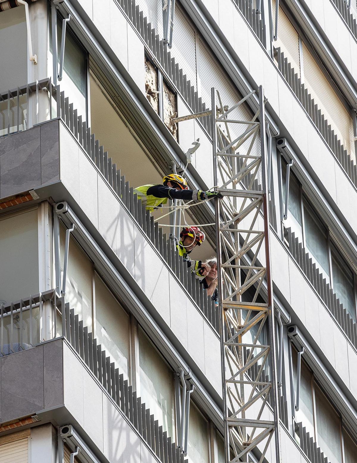 Mueren dos personas tras desplomarse un andamio en un edificio de 18 plantas en Benidorm