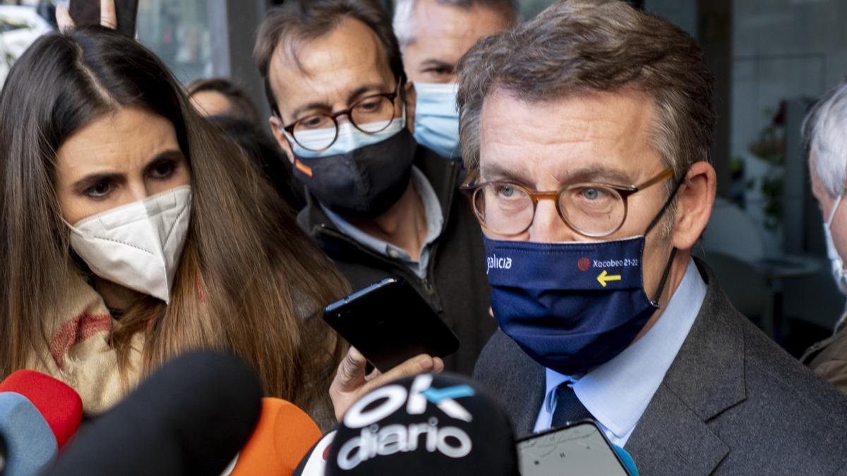 El presidente da Xunta de Galicia, Alberto Núñez Feijoo, ofrece declaraciones a los medios informativos.