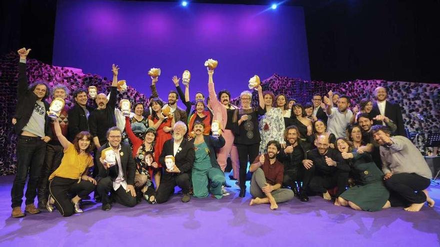 Foto de familia dos premiados onte na entrega dos &quot;María Casares&quot; no teatro Rosalía de Castro da Coruña. // Casteleiro