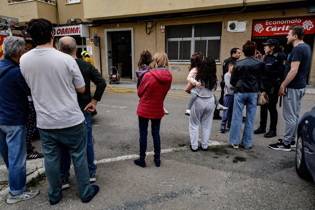 Un incendio provocado por un calefactor obliga a desalojar varias viviendas en Alcoy