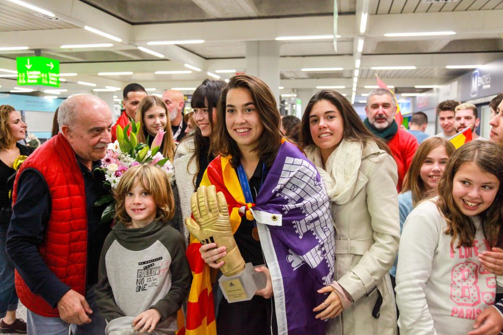 Decenas de familiares y amigos reciben a Cata Coll a su llegada a Mallorca