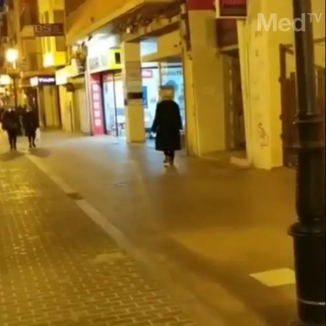 La misteriosa cabeza-televisión ofrece su 'performance' por el centro de Castelló