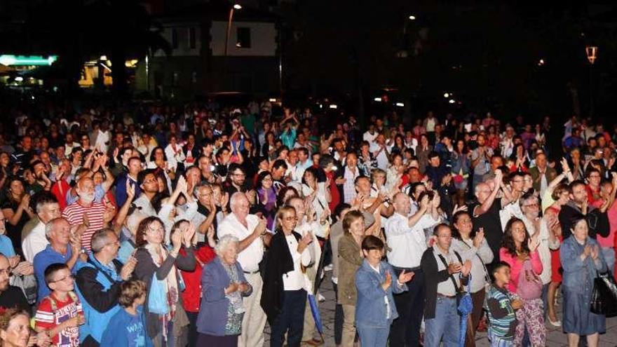 Arriba, el grupo Milladoiro, en un momento de su actuación; a la zq., el público que abarrotó la Praza de O Corgo.