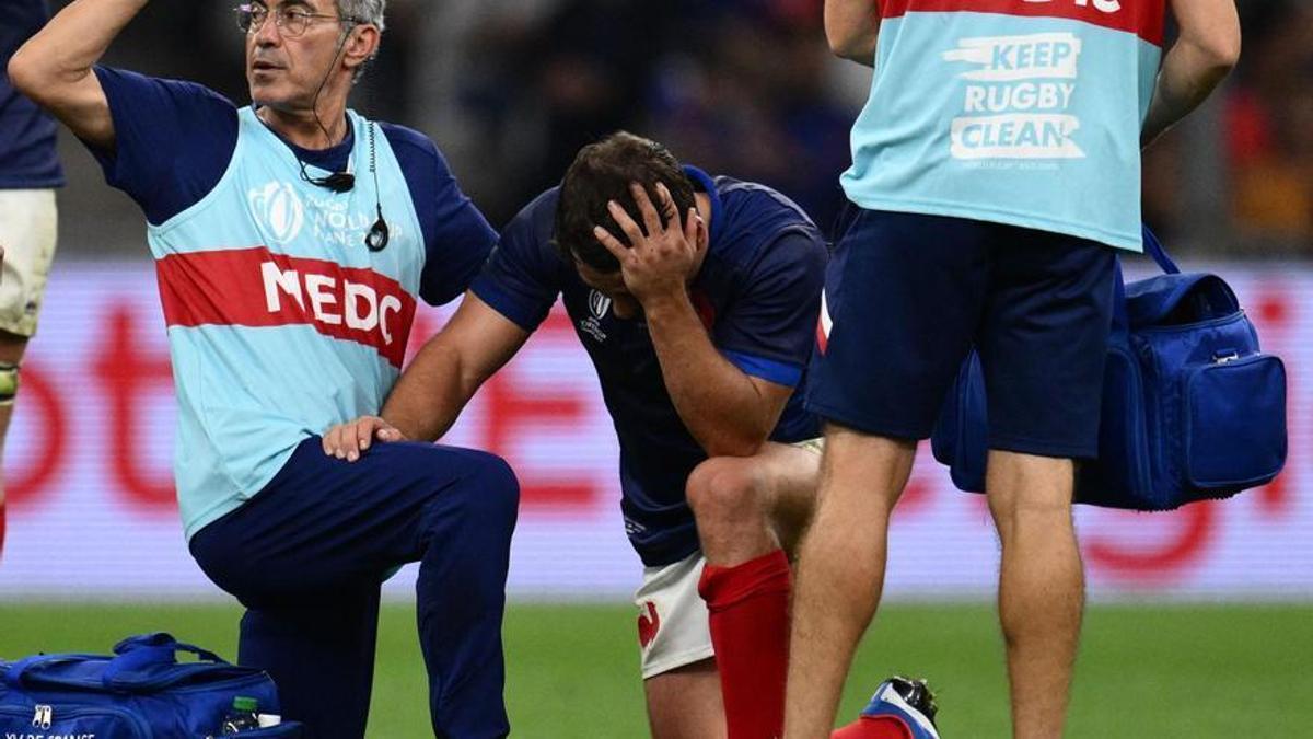 Antoine Dupont, medio melé de Francia, lesionado ante Namibia.