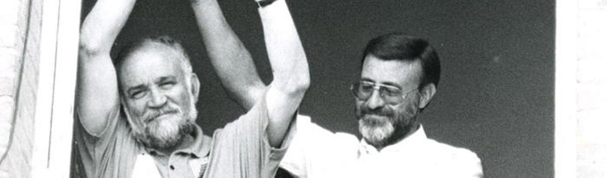 Antolín Martín (derecha) junto a Ángel Bariego, durante la toma del cuartel de Viriato.