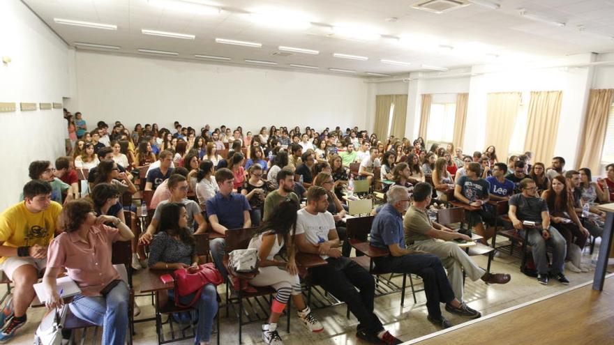 Alumnos de la facultad de Medicina en una asamblea celebrada esta semana para tratar el conflicto de sus prácticas.