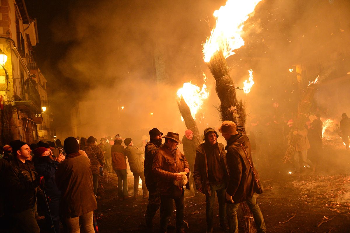 Fotogalería | Así fue la noche de los Escobazos en Jarandilla de la Vera