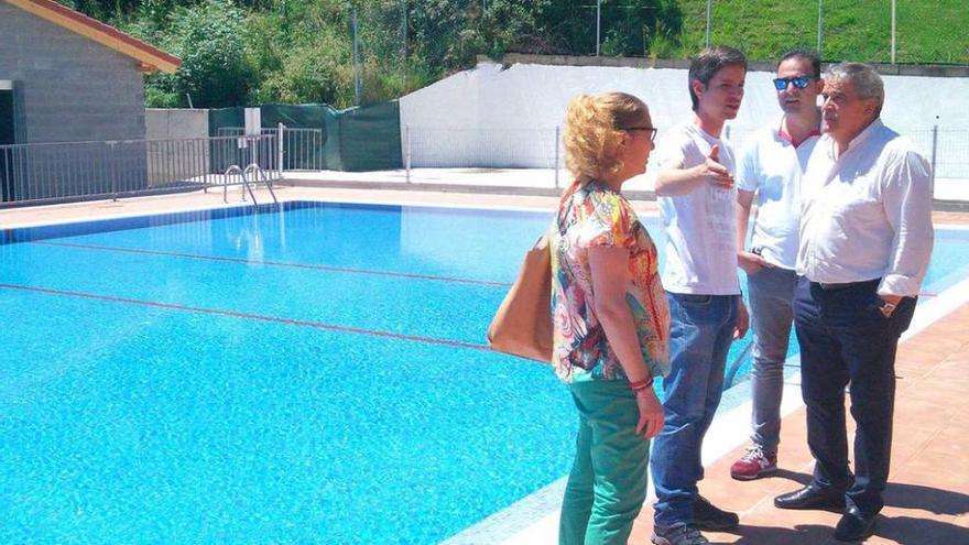 Responsables municipales y vecinales, en la piscina de Paxío.