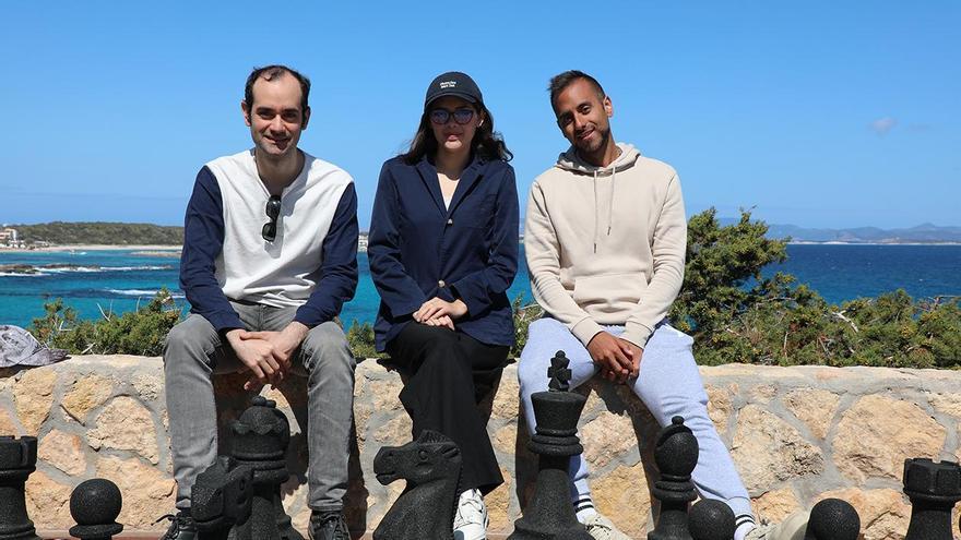 Daniel Alsina, Alexandra Prado y Tomás Sosa, tres de los participantes en el torneo de ajedrez que se celebra en Formentera.