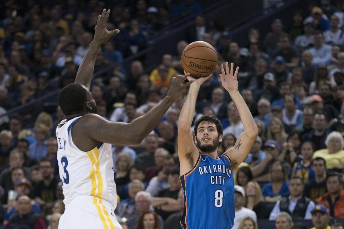Alex Abrines, en acción, con la camiseta de los Thunder, en un partido de la NBA