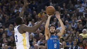 Alex Abrines, en acción, con la camiseta de los Thunder, en un partido de la NBA