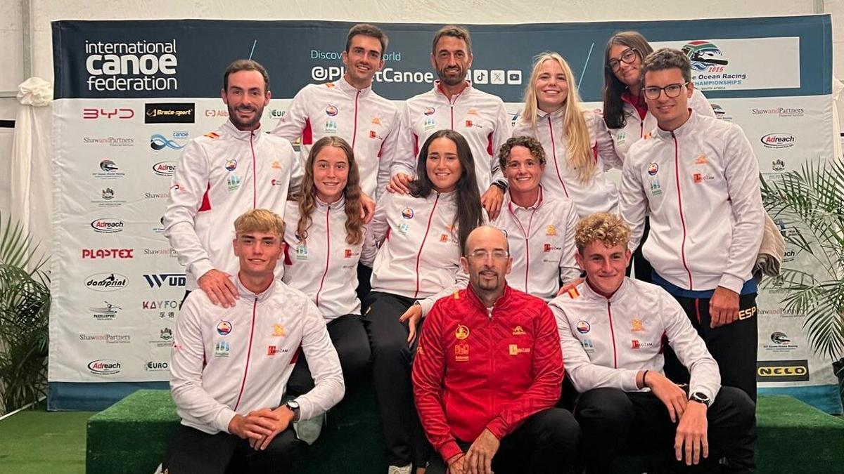 Walter Bouzán  centro imagen, fila de arriba , junto al resto del equipo nacional de kayak de mar, en Durban.
