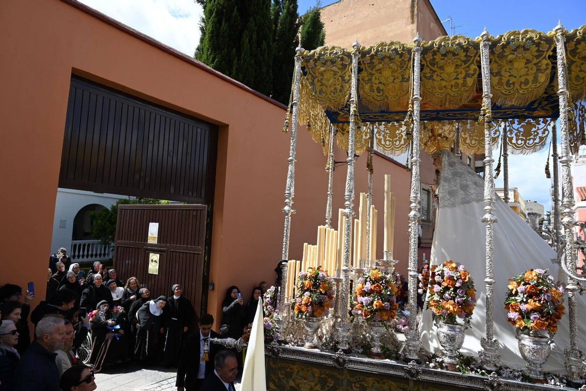 Las hermanas de Santa Ana con la Virgen de la Aurora. Sor Celina, en silla de ruedas.