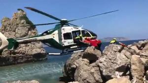 chicos-a-alcudia-a-rescatar-a-una-nia-que-ha-caido-4-metros-por-unas-rocas-en-el-mar---