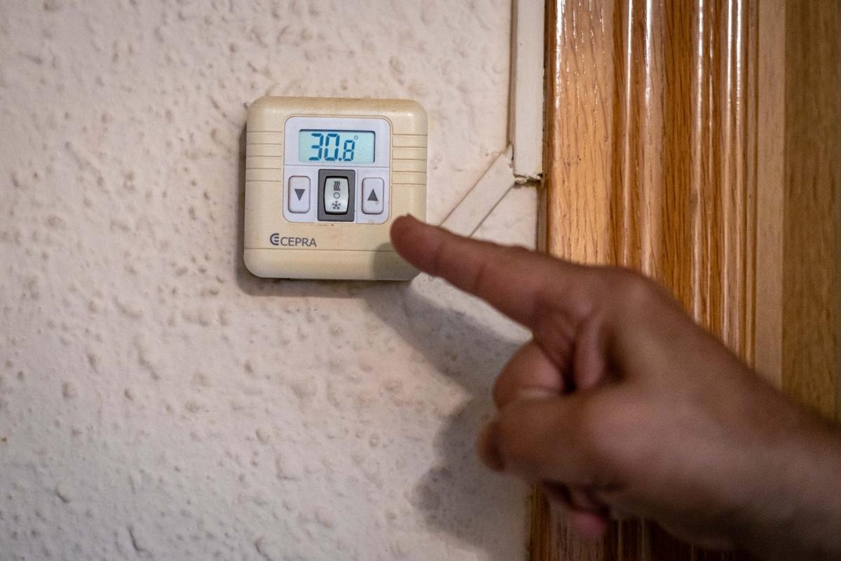 Termostato en el que se muestran las grandes temperaturas que se alcanzan en la vivienda de la calle Taboada de Zaragoza.