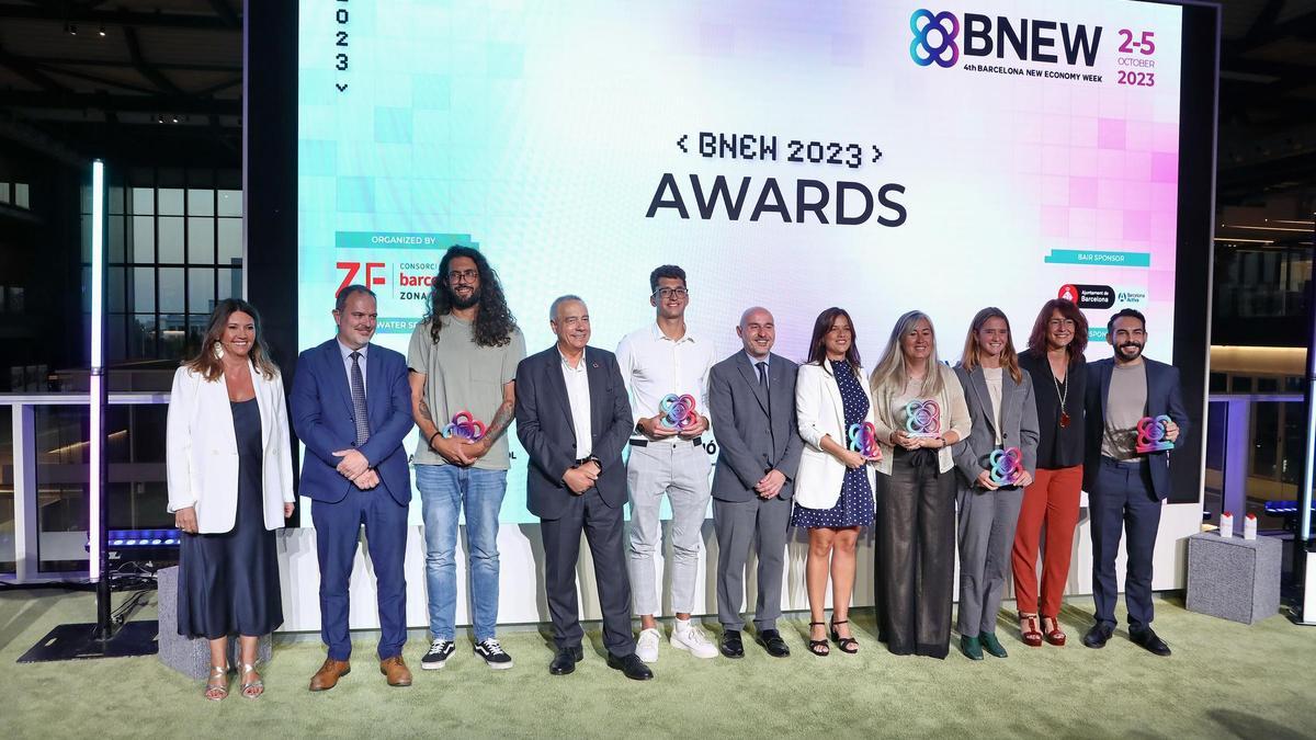 Los representantes de las empresas ganadoras de los Premios BNEW, junto con los responsables del CZFB, el Ajuntament de Barcelona y la Generalitat.