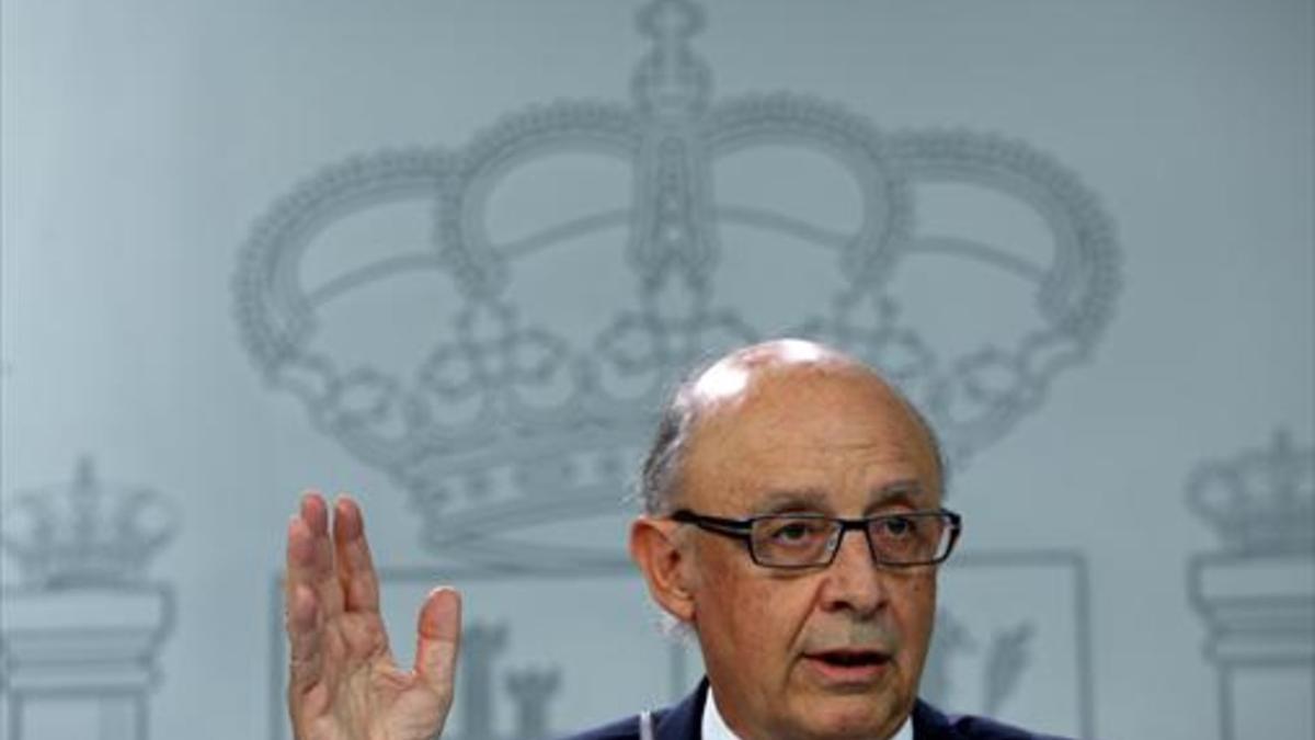 Cristóbal Montoro, ayer, en la Moncloa, tras el Consejo de Ministros.